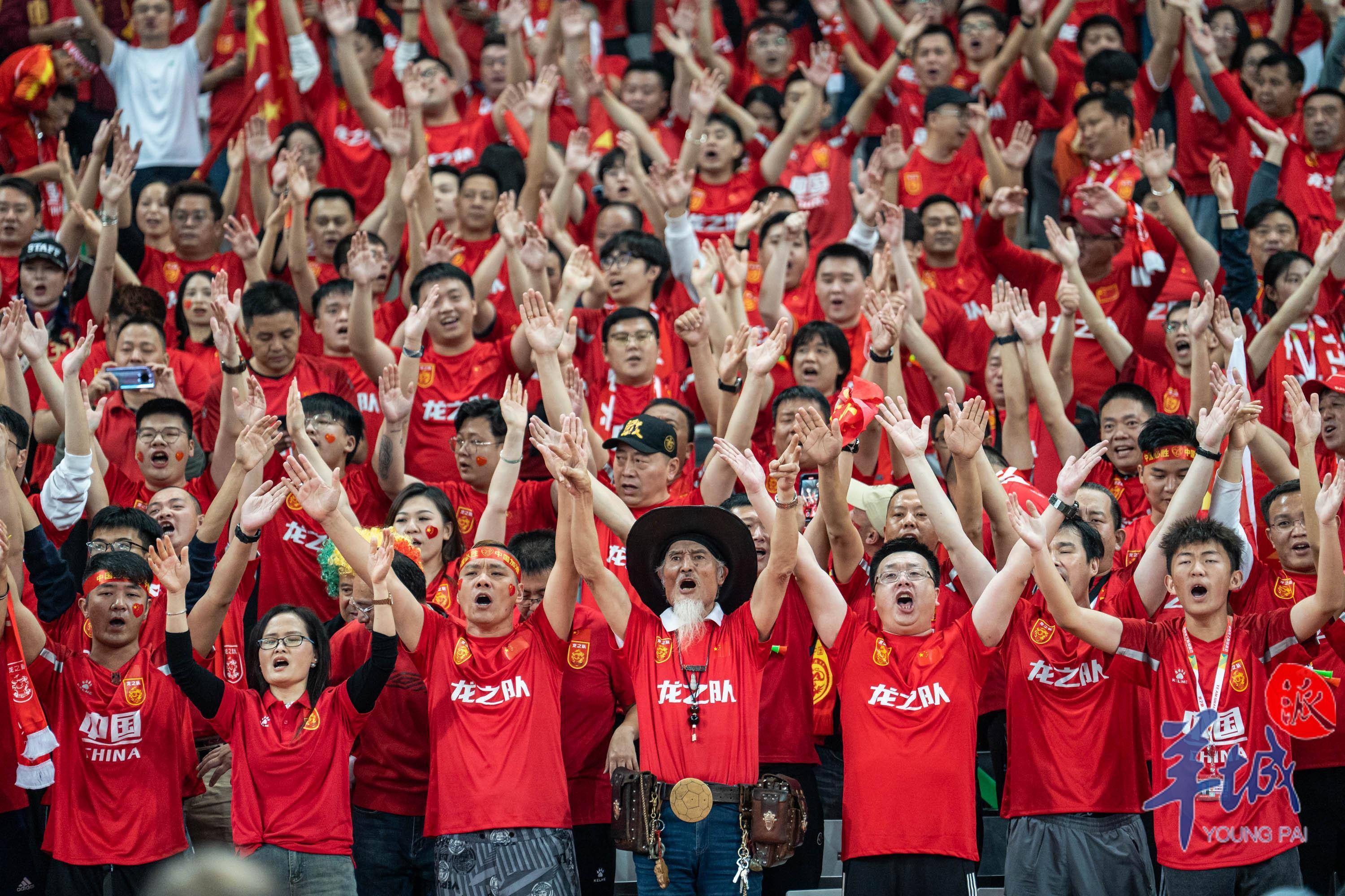 篮球比赛现场气氛热烈，球迷狂热呐喊的简单介绍