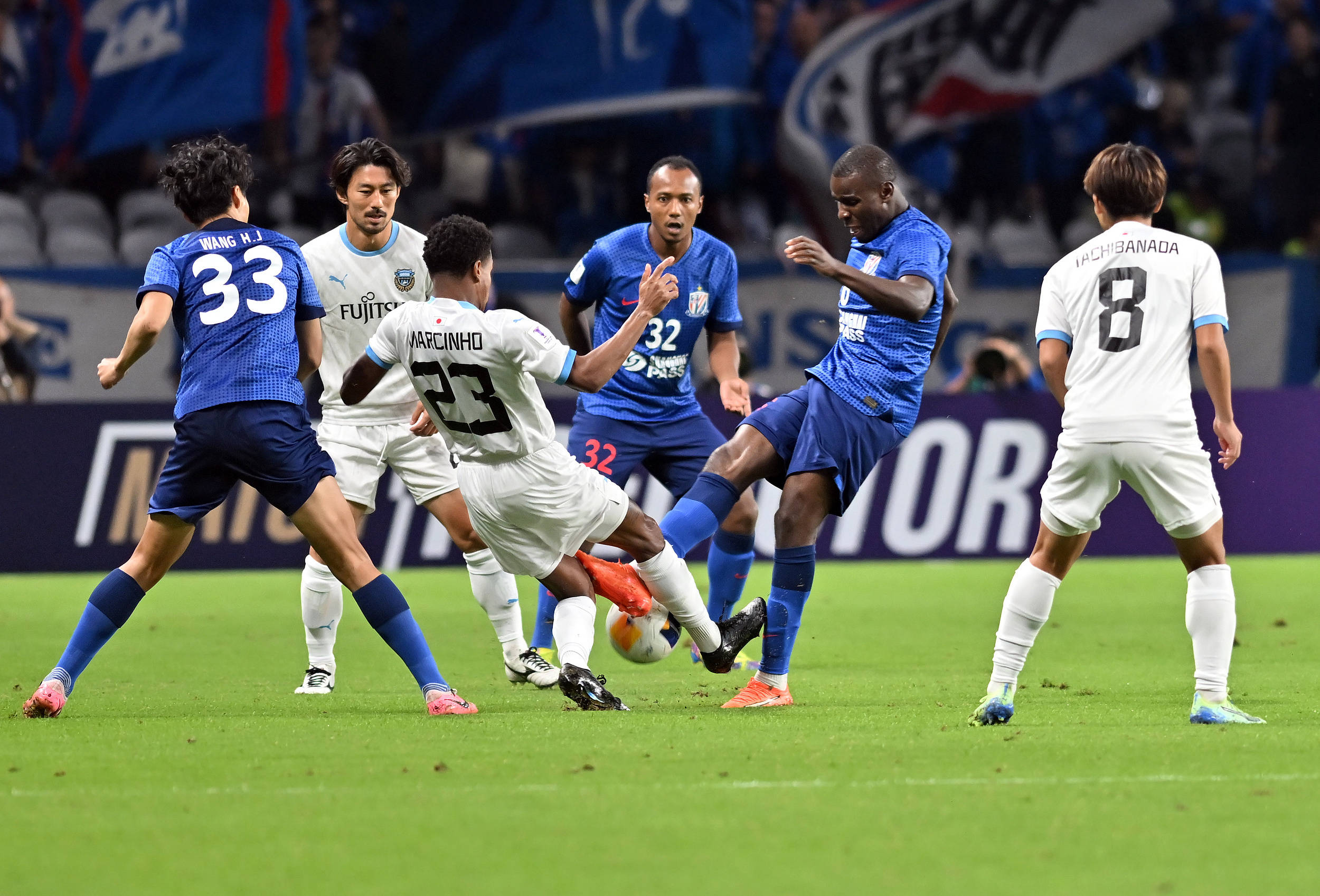 足球赛事精彩竞技，球场气氛热烈的简单介绍