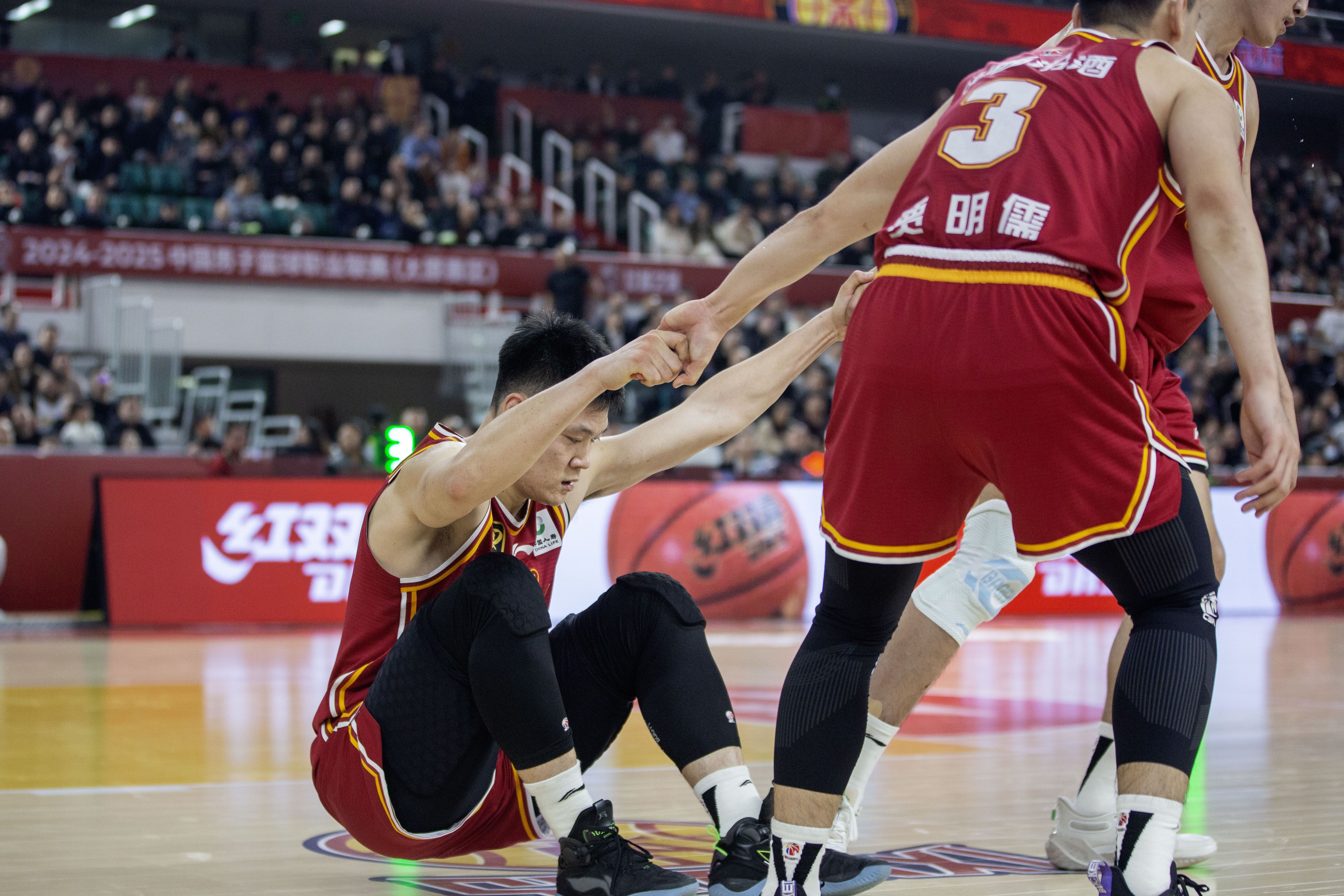 关于新疆男篮遭遇广州队，实力均衡充满对抗的信息